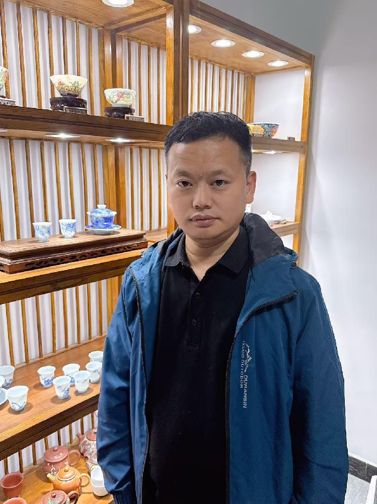 劉清華（國瓷紅葉畫院副秘書長）